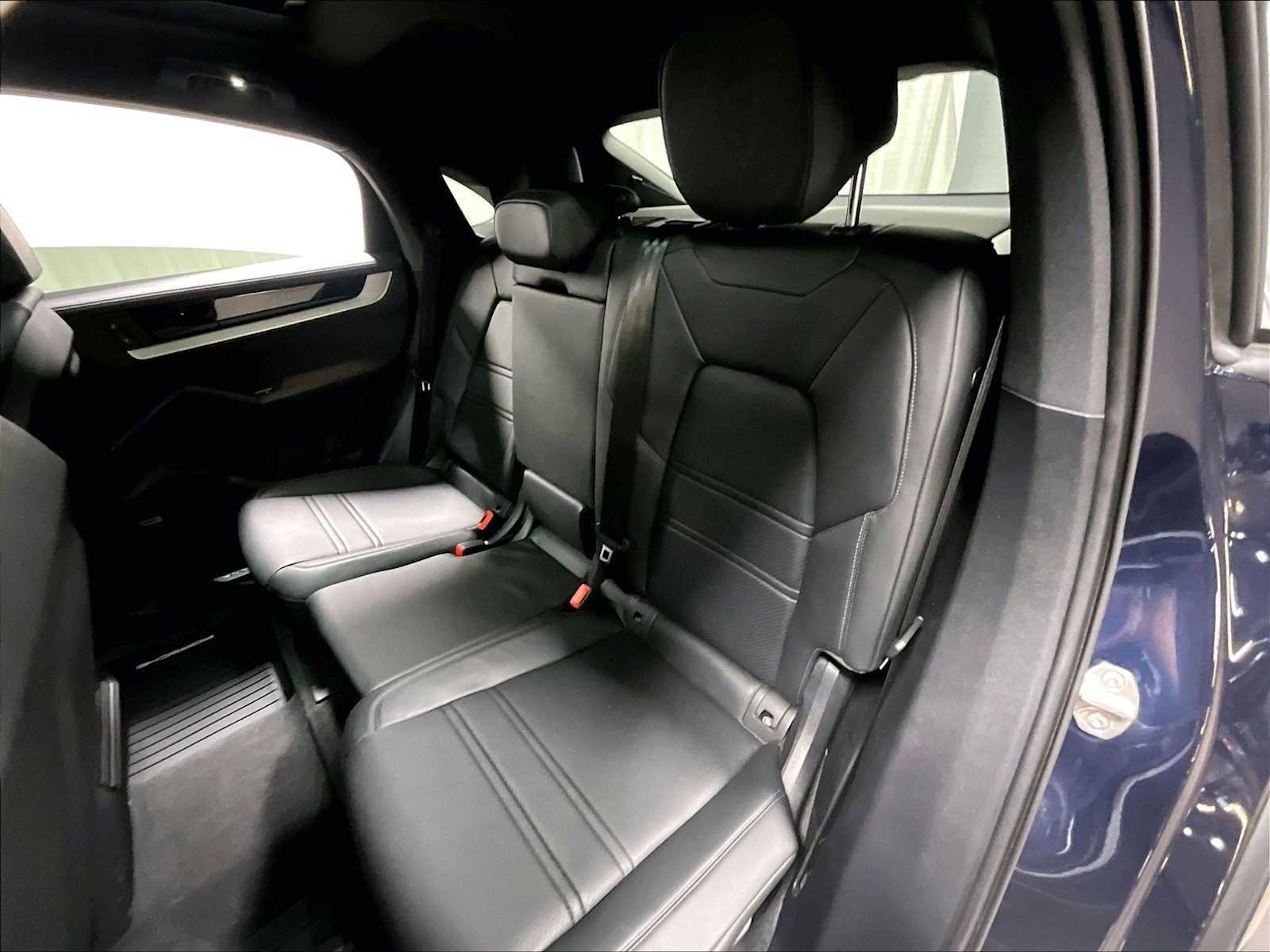 Used 2025 Porsche Cayenne Coupe image 31