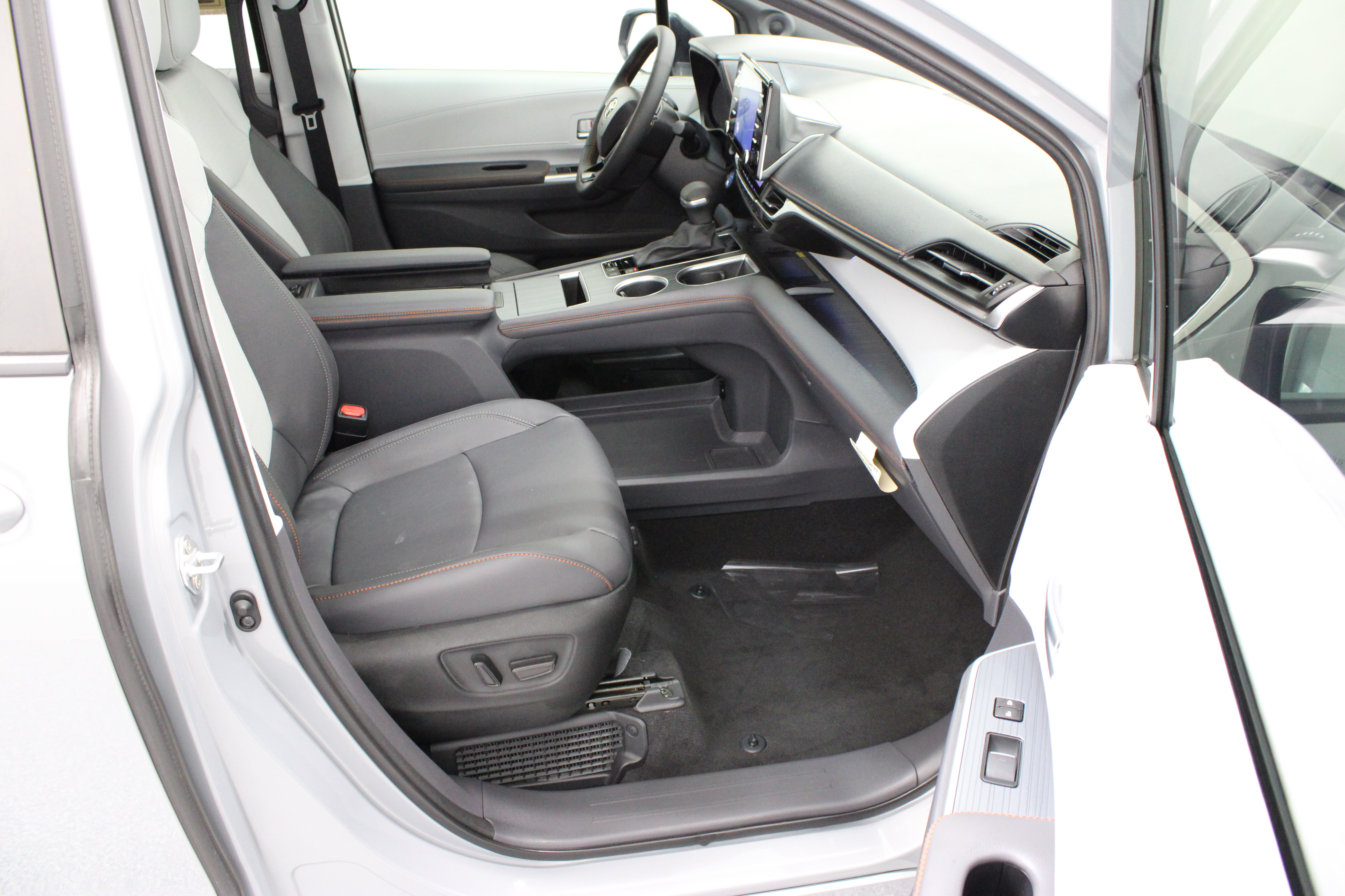 Used 2023 Toyota Sienna XSE w/ XSE Plus Package AWD/4WD image 40