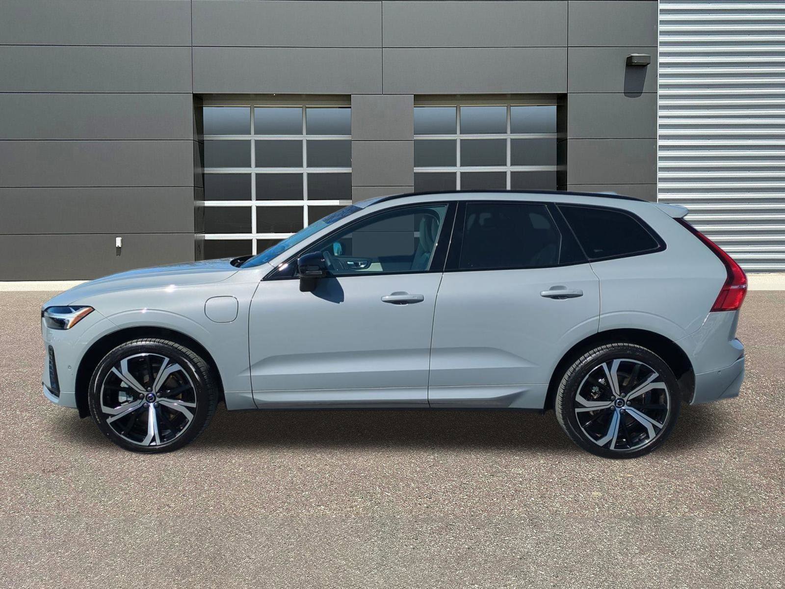 Used 2025 Volvo XC60 T8 Ultra w/ Protection Package Premier image 4