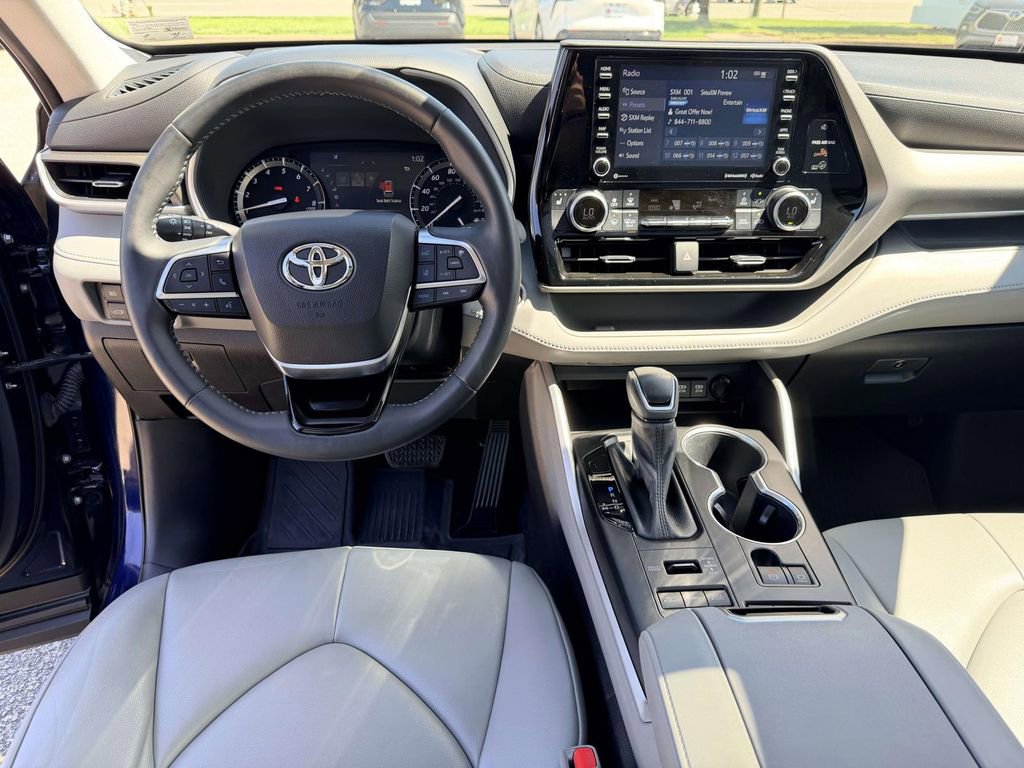 Used 2021 Toyota Highlander XLE image 2