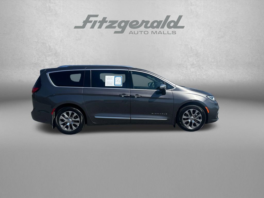 Used 2023 Chrysler Pacifica Pinnacle image 8
