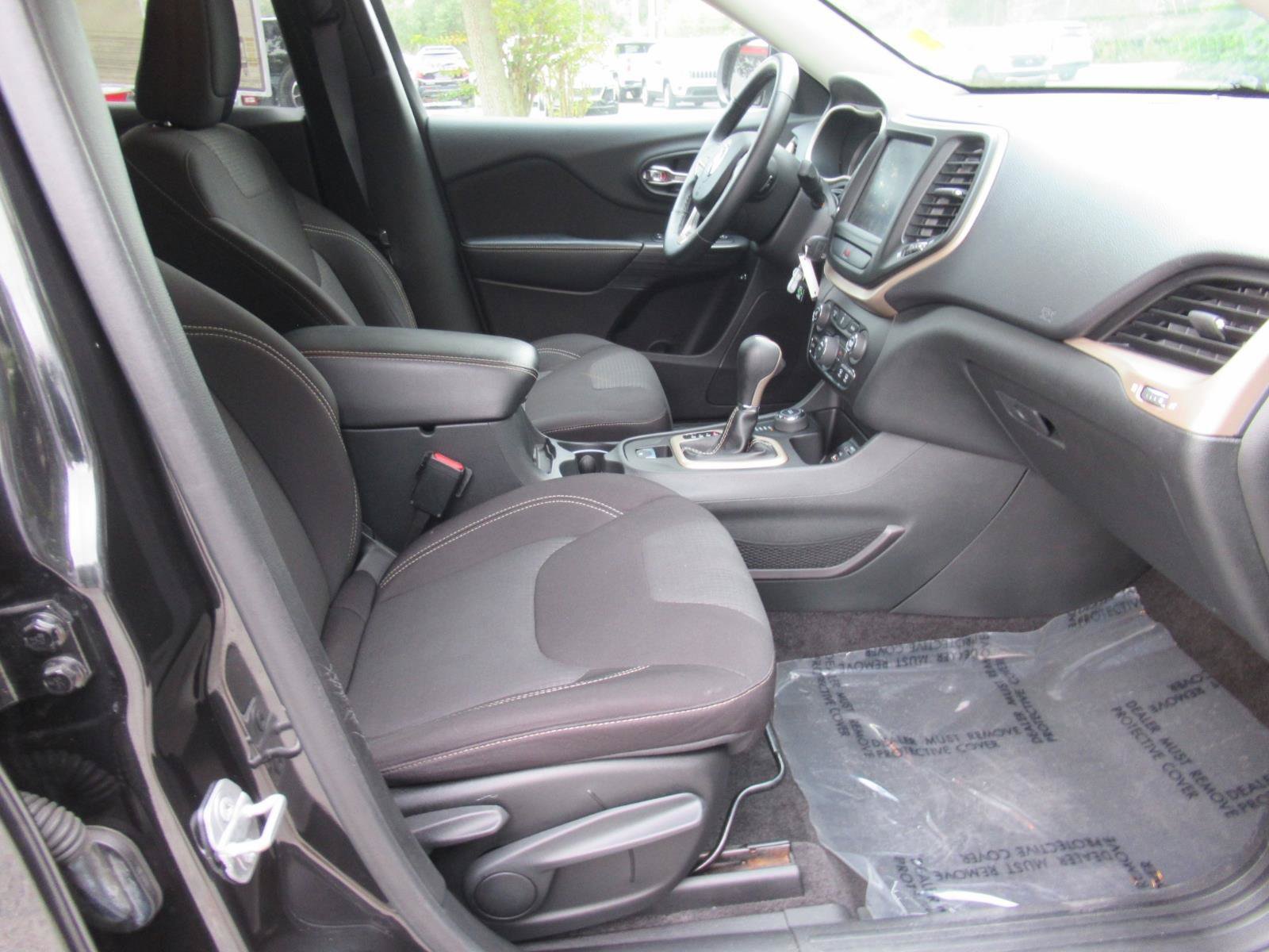 Used 2015 Jeep Cherokee Latitude w/ Cold Weather Group AWD/4WD image 11
