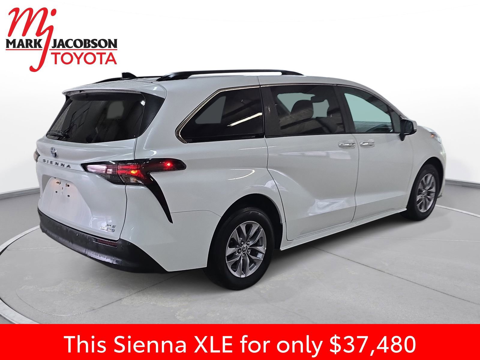 Used 2024 Toyota Sienna XLE image 9