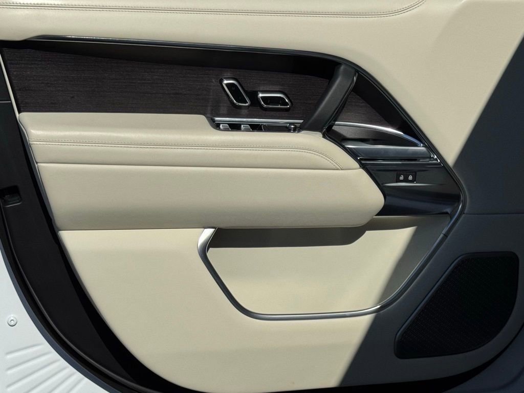 Used 2024 Land Rover Range Rover Long Wheelbase Autobiography image 16