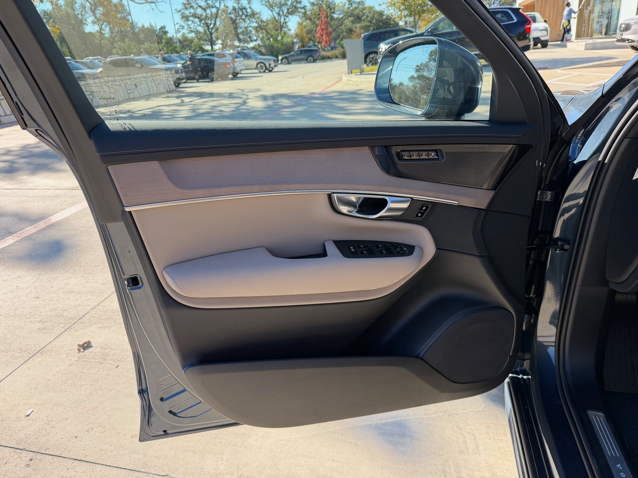 New 2026 Volvo XC90 T8 Plus w/ Protection Package Premier AWD/4WD image 18