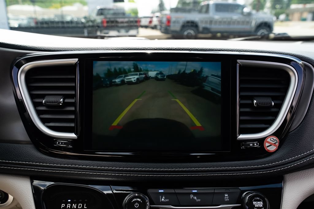 Used 2023 Chrysler Pacifica Touring-L FWD image 16