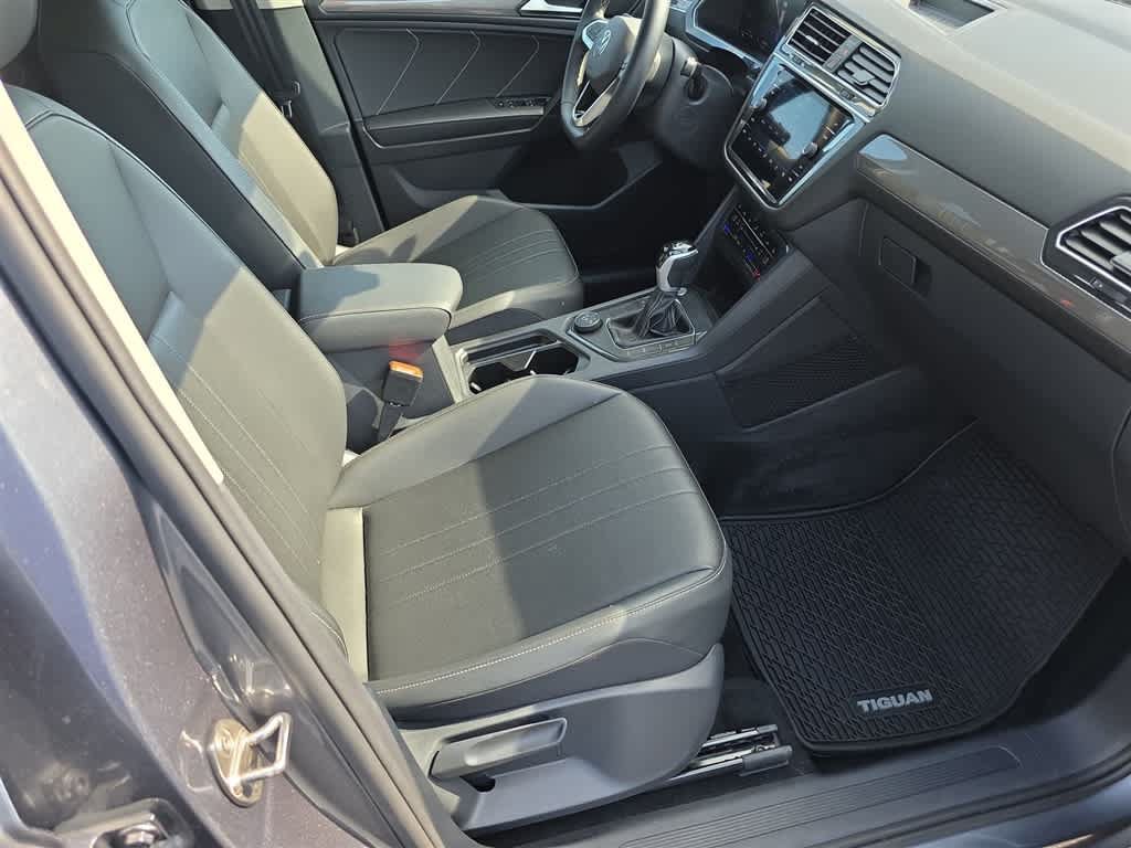 Used 2024 Volkswagen Tiguan SE w/ Panoramic Sunroof Package AWD/4WD image 10
