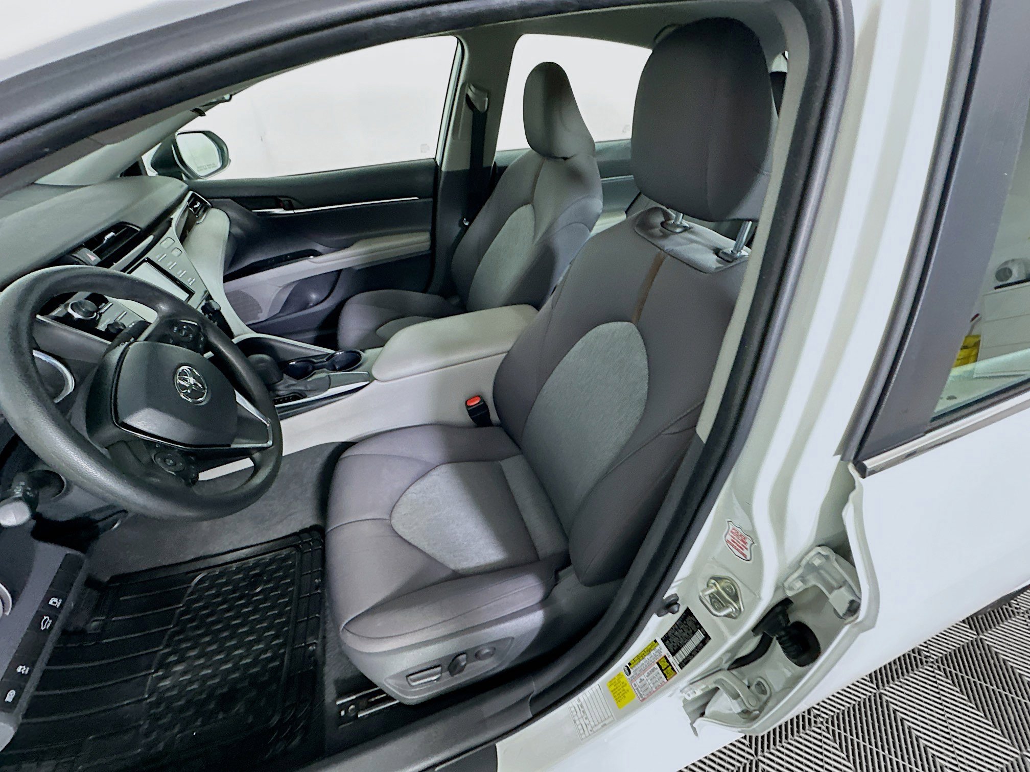 Used 2020 Toyota Camry LE image 13