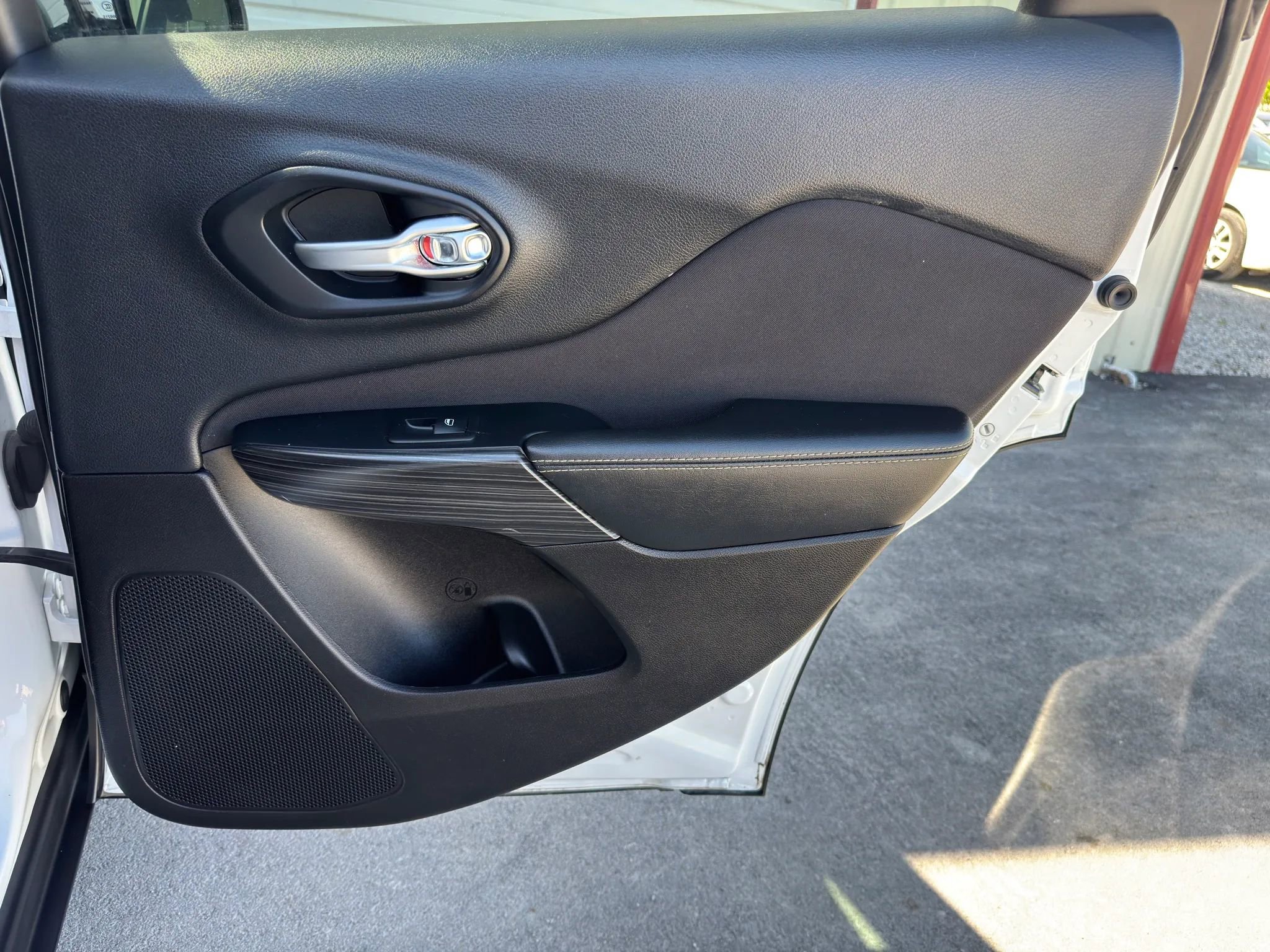 Used 2015 Jeep Cherokee Sport FWD image 11
