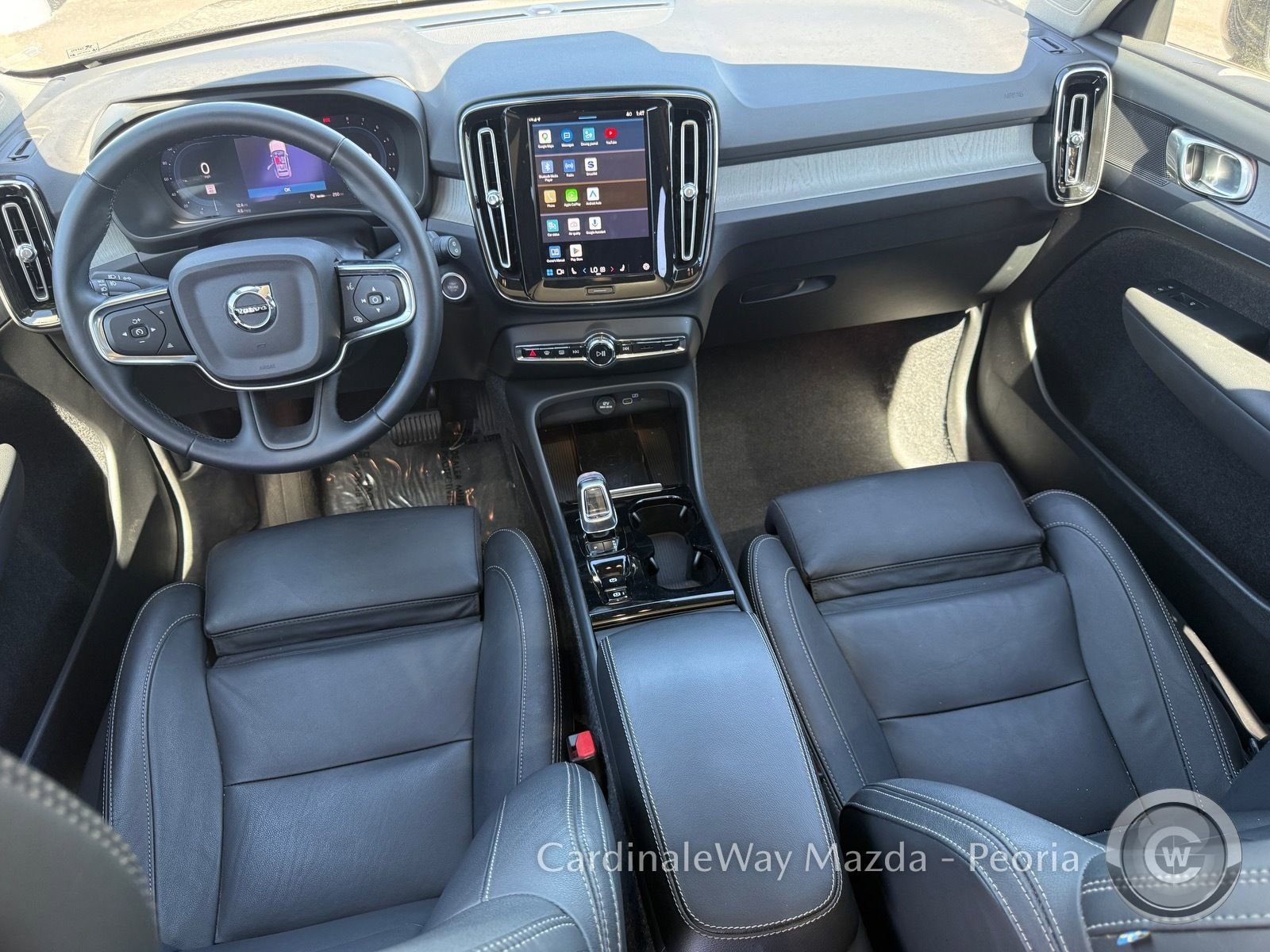 Used 2025 Volvo XC40 B5 Plus image 30