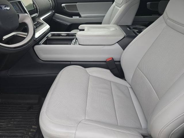 Certified 2025 Ford Expedition Platinum w/ Driver's Package AWD/4WD image 9