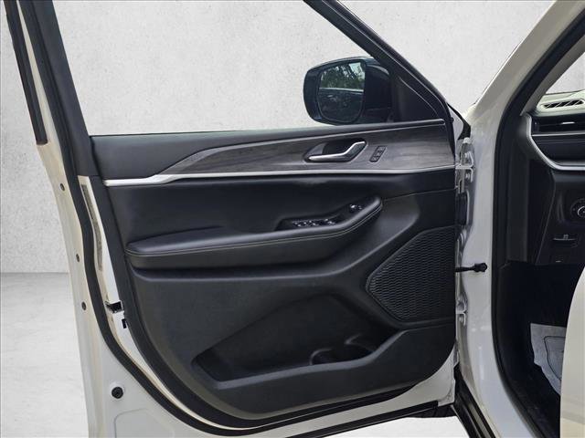 Used 2023 Jeep Grand Cherokee Limited w/ Luxury Tech Group II image 12