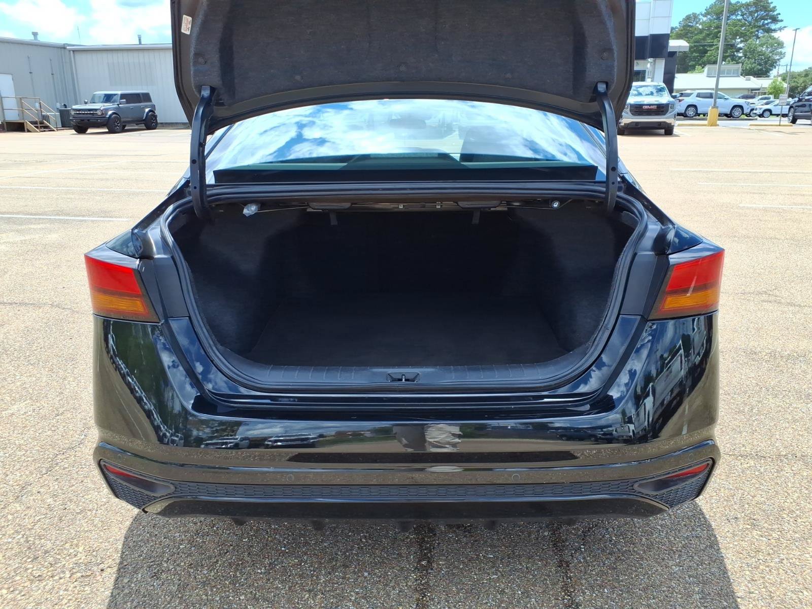 Used 2024 Nissan Altima 2.5 SV FWD image 5