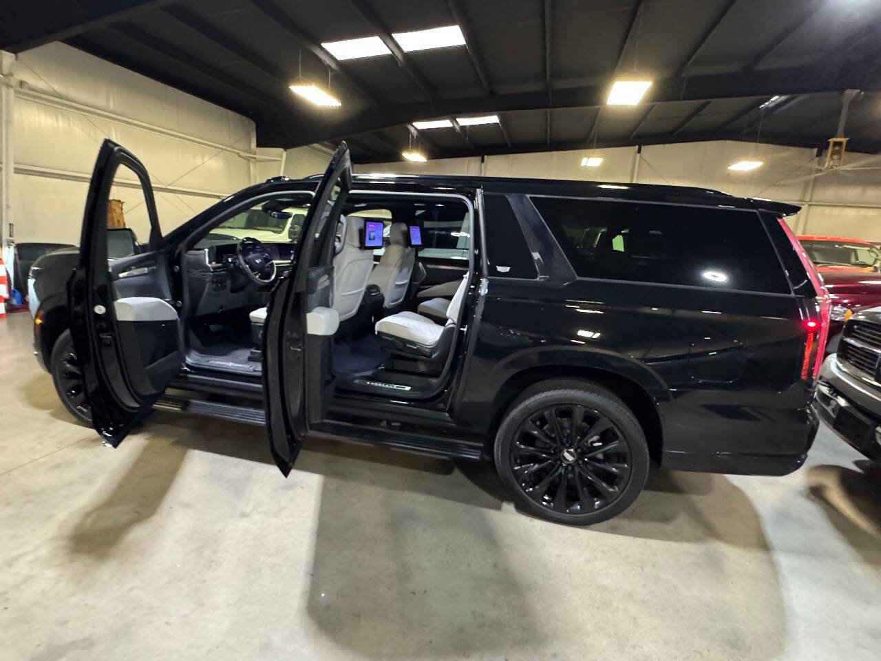 Used 2025 Cadillac Escalade ESV Sport Platinum w/ LPO, ONYX Package image 6