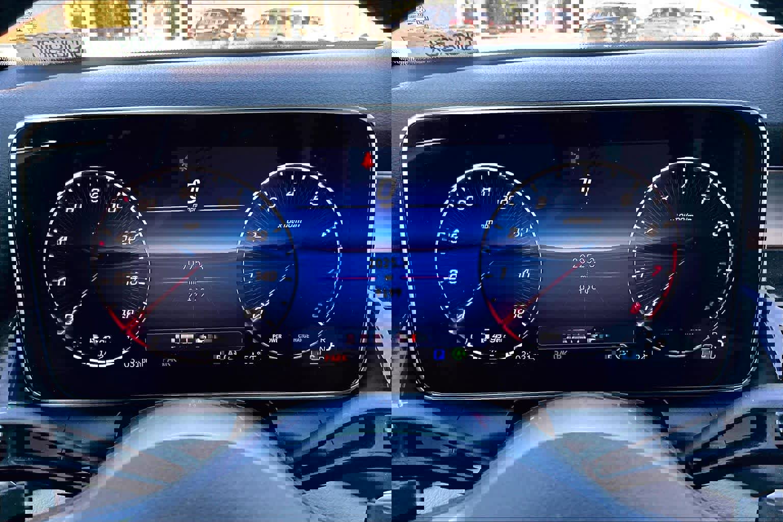 Used 2025 Mercedes-Benz GLC 300 4MATIC image 26