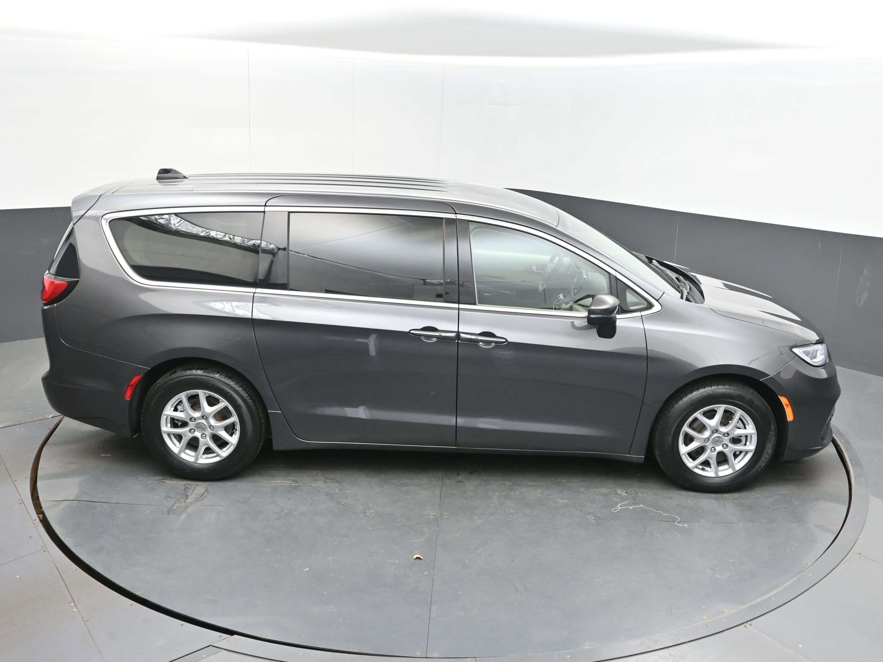 Used 2023 Chrysler Pacifica Touring-L image 39