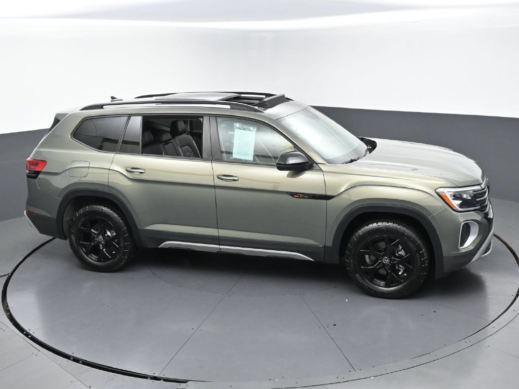 Used 2025 Volkswagen Atlas Peak Edition SE AWD/4WD image 42