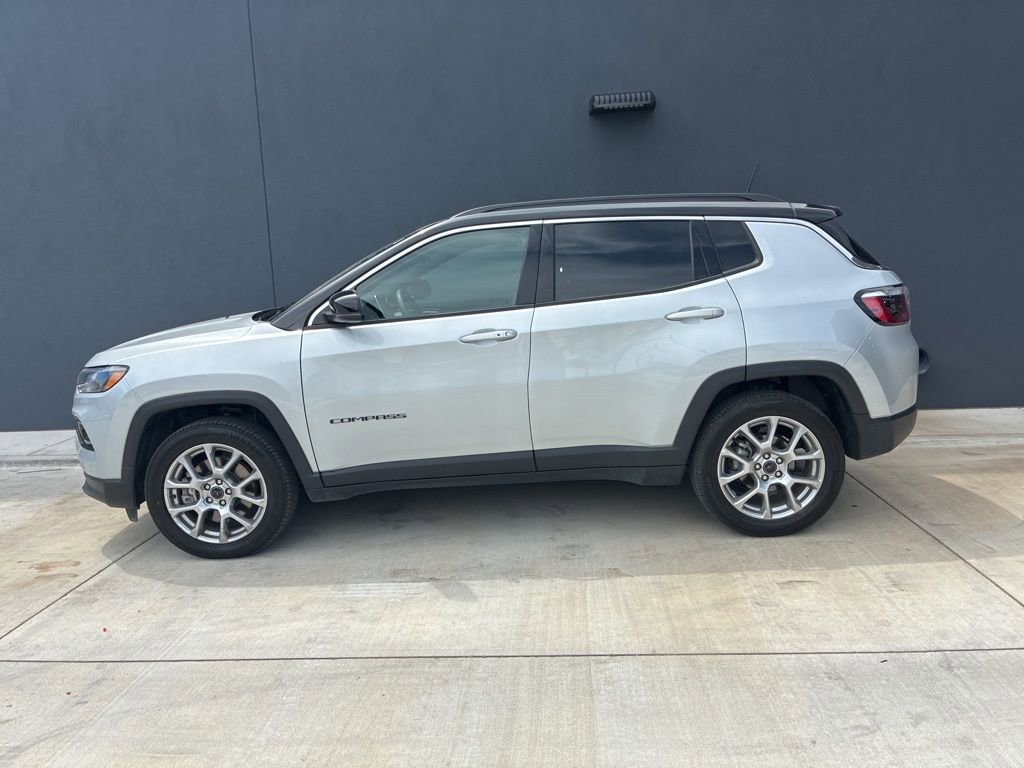 Used 2025 Jeep Compass Limited AWD/4WD image 7