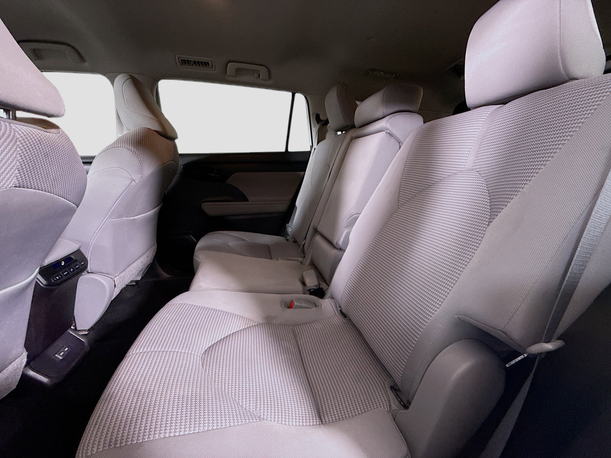 Used 2023 Toyota Highlander L image 25