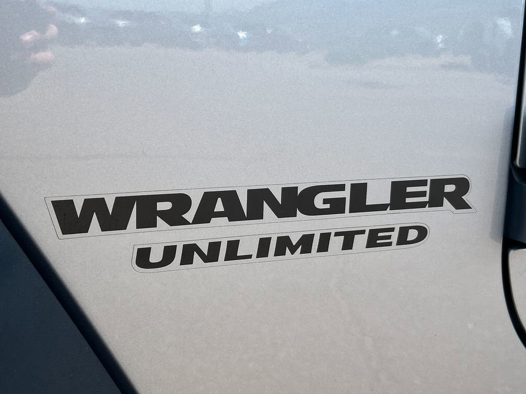 Used 2015 Jeep Wrangler Unlimited Rubicon w/ Connectivity Group AWD/4WD image 20