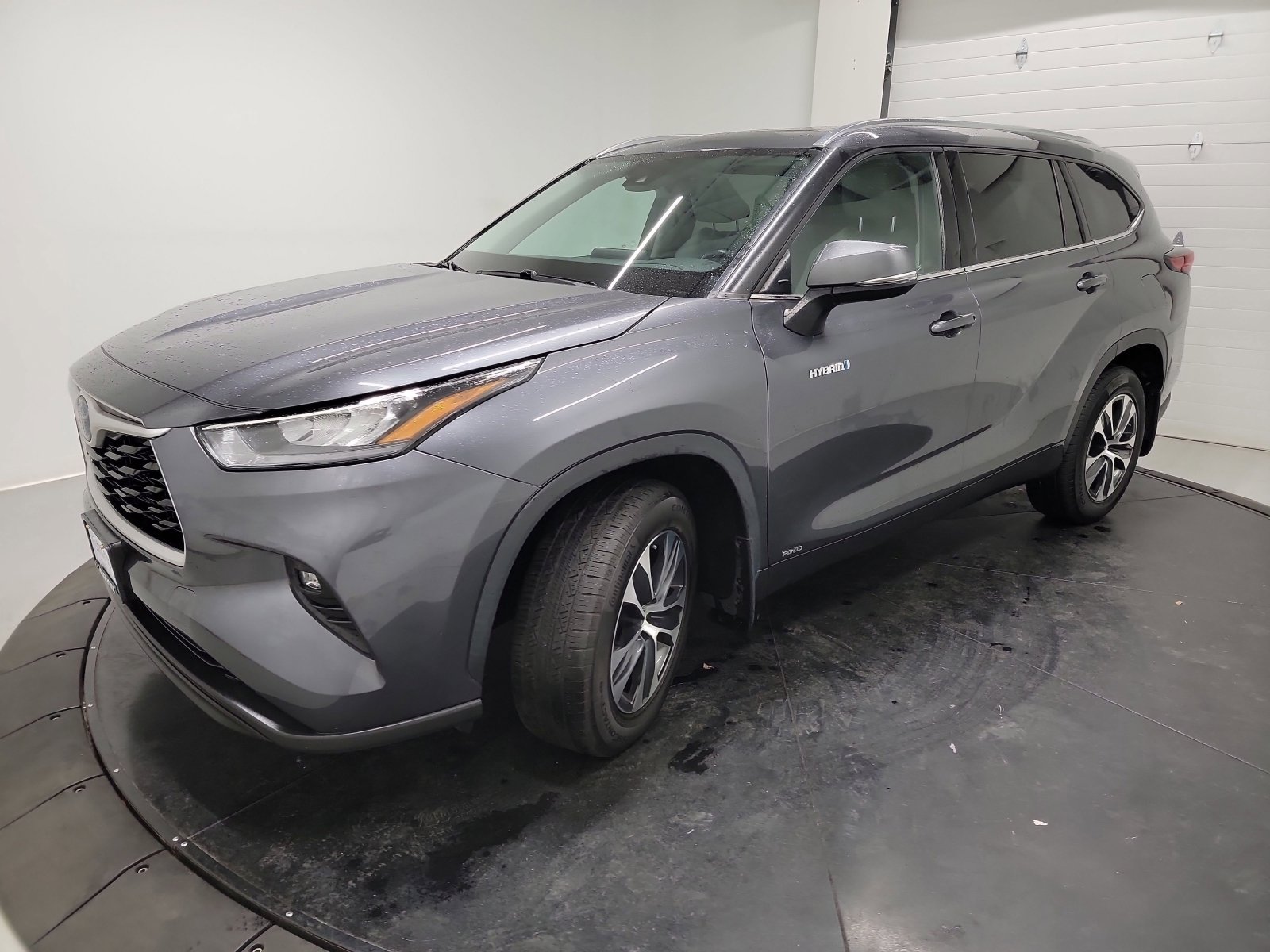 Used 2020 Toyota Highlander XLE AWD/4WD image 3