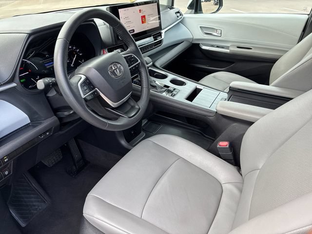 Used 2025 Toyota Sienna XLE FWD image 11