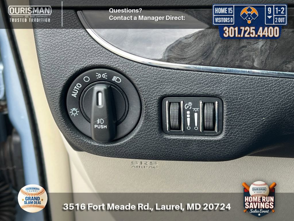 Used 2016 Chrysler Town & Country Touring-L FWD image 27