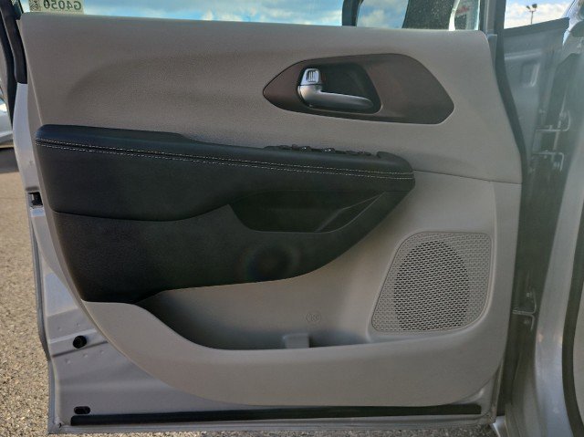 Used 2023 Chrysler Voyager LX image 9