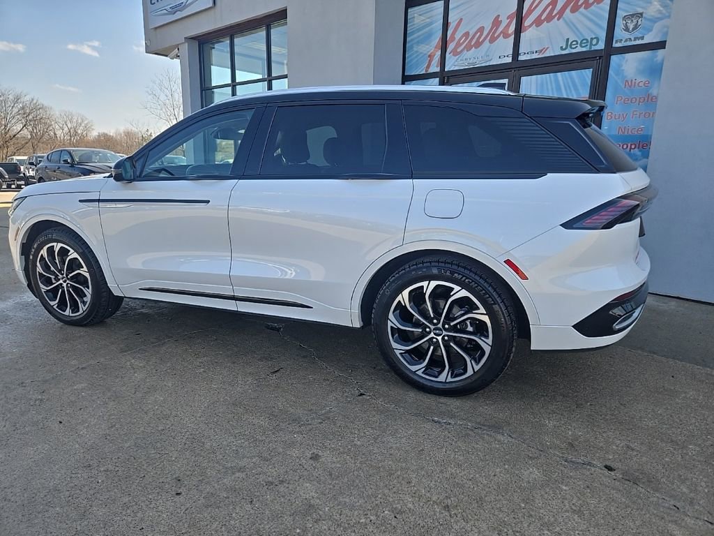 Used 2025 Lincoln Nautilus Reserve image 6