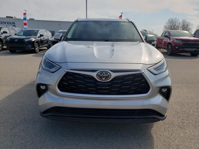 Used 2021 Toyota Highlander XLE video 2