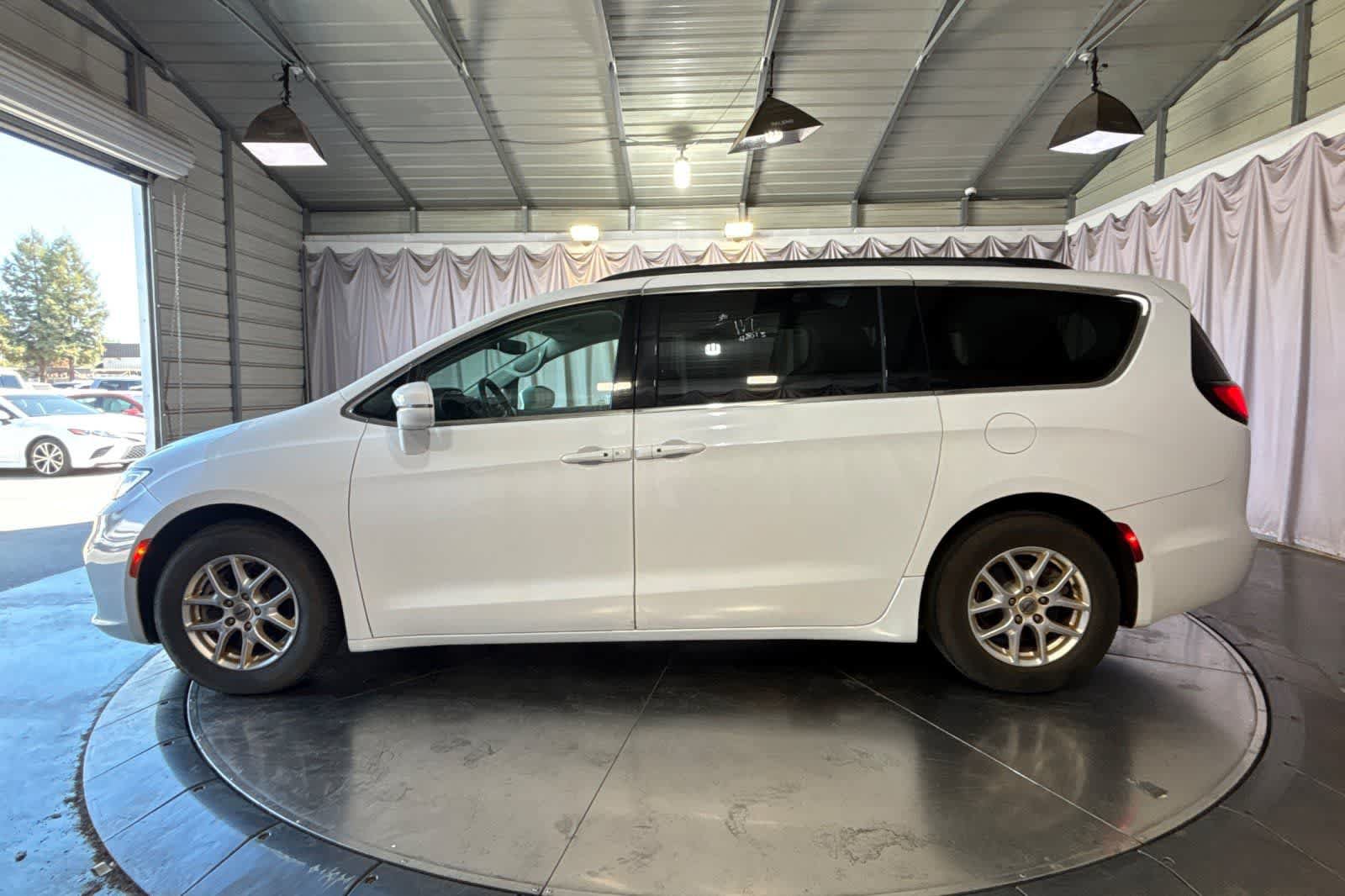 Used 2022 Chrysler Pacifica Touring-L FWD image 6