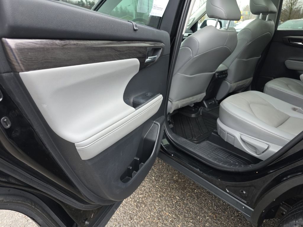 Used 2021 Toyota Highlander Platinum image 12
