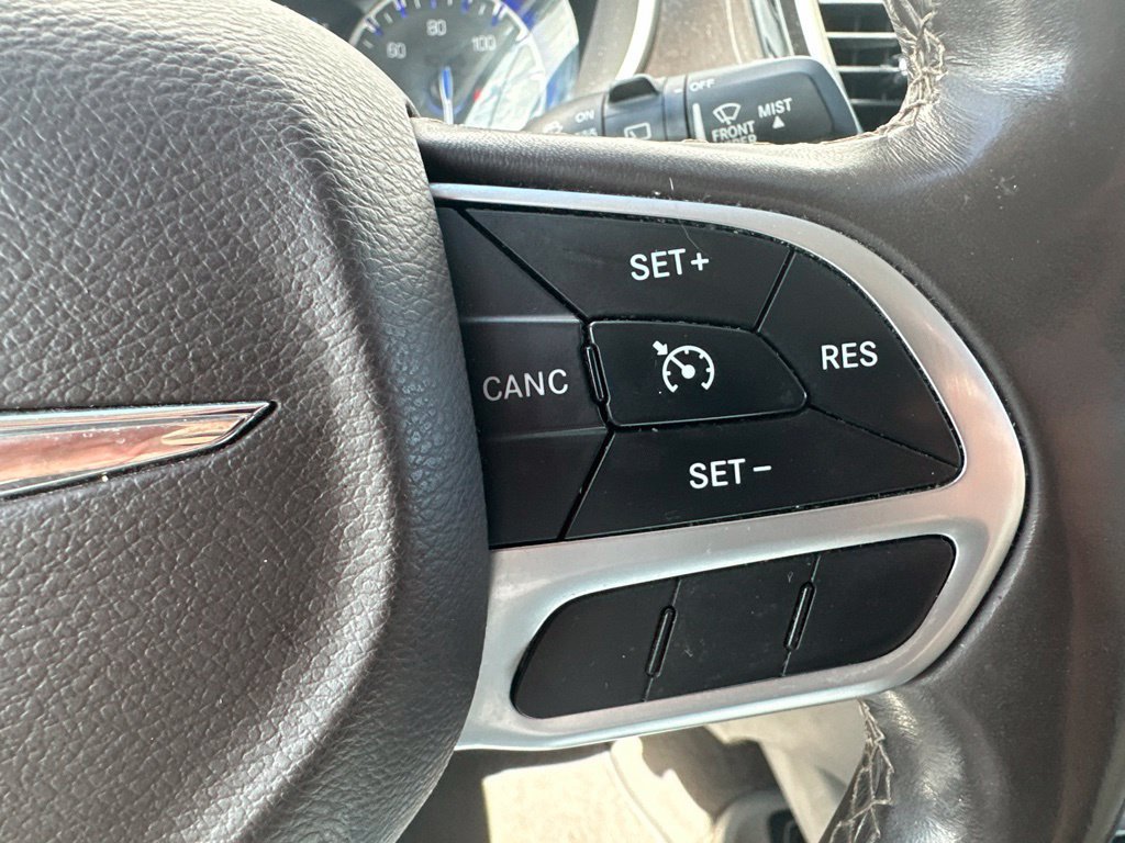 Used 2017 Chrysler Pacifica Touring-L FWD image 38