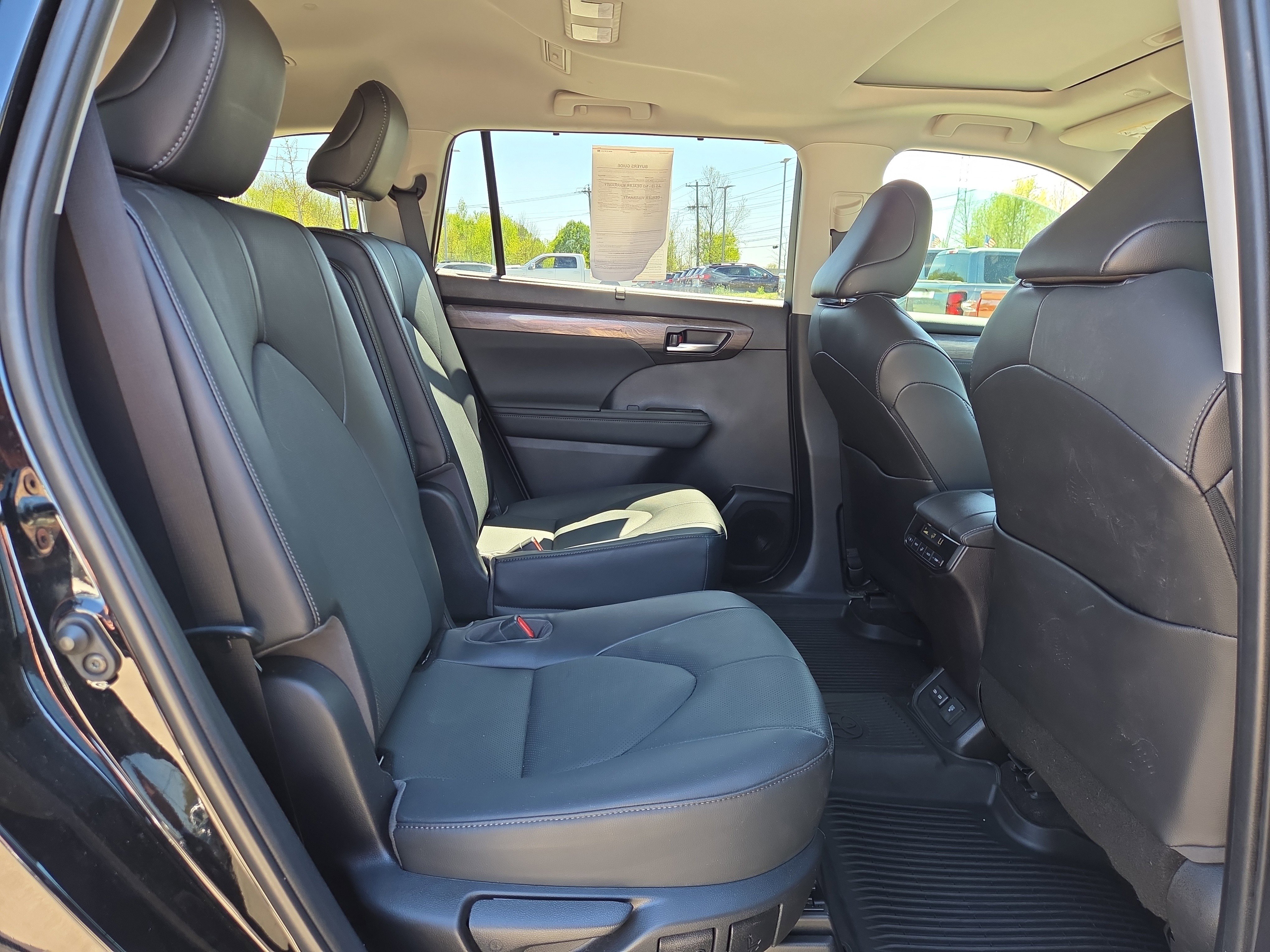 Used 2023 Toyota Highlander Limited image 16