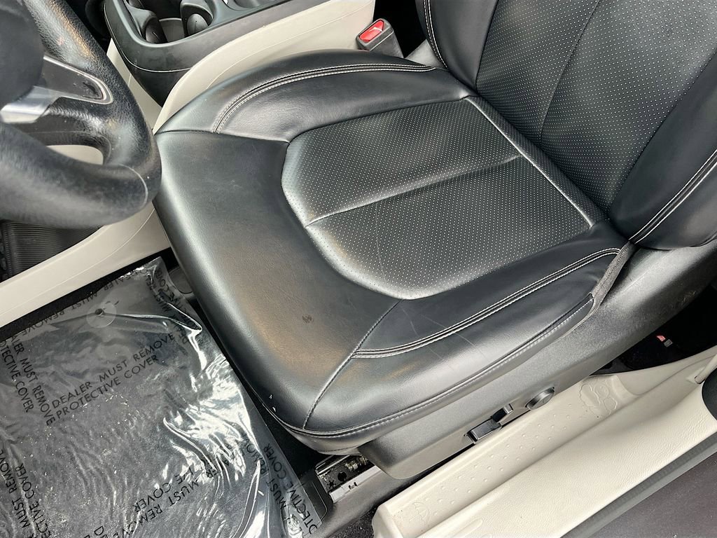 Certified 2020 Chrysler Voyager Lxi image 18