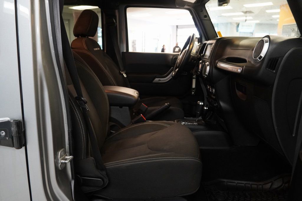 Used 2014 Jeep Wrangler Unlimited Rubicon w/ Connectivity Group image 27