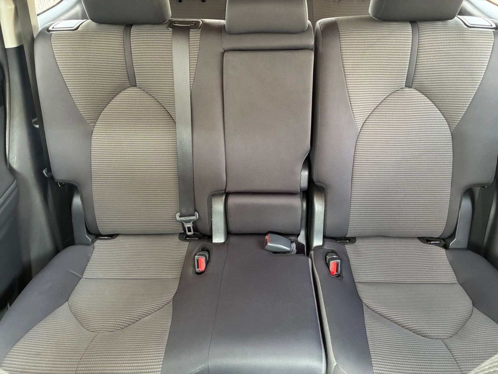Used 2025 Toyota Highlander LE FWD image 40