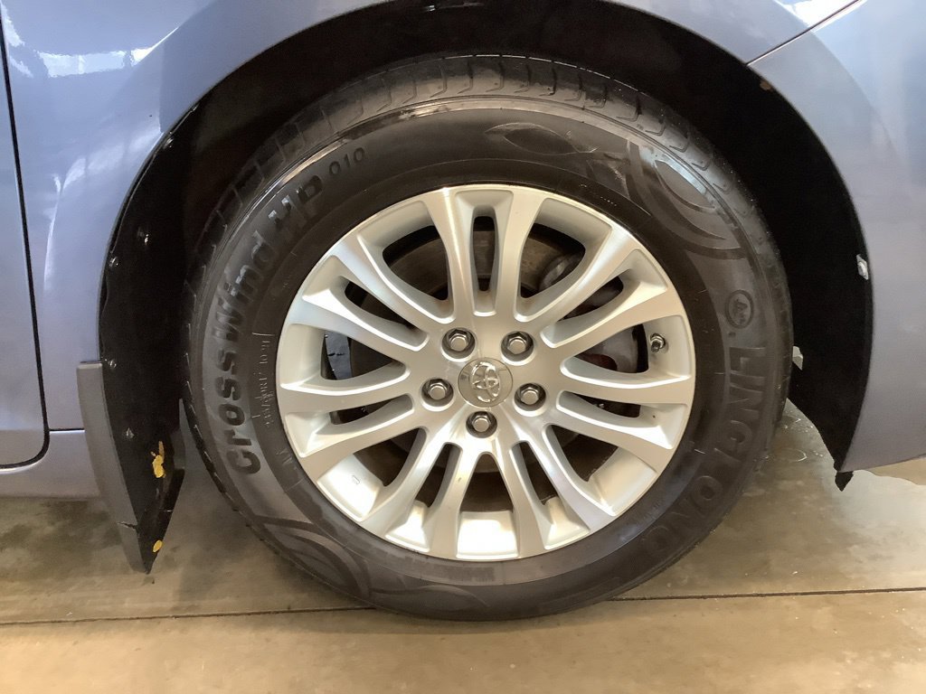 Used 2015 Toyota Sienna XLE FWD image 27