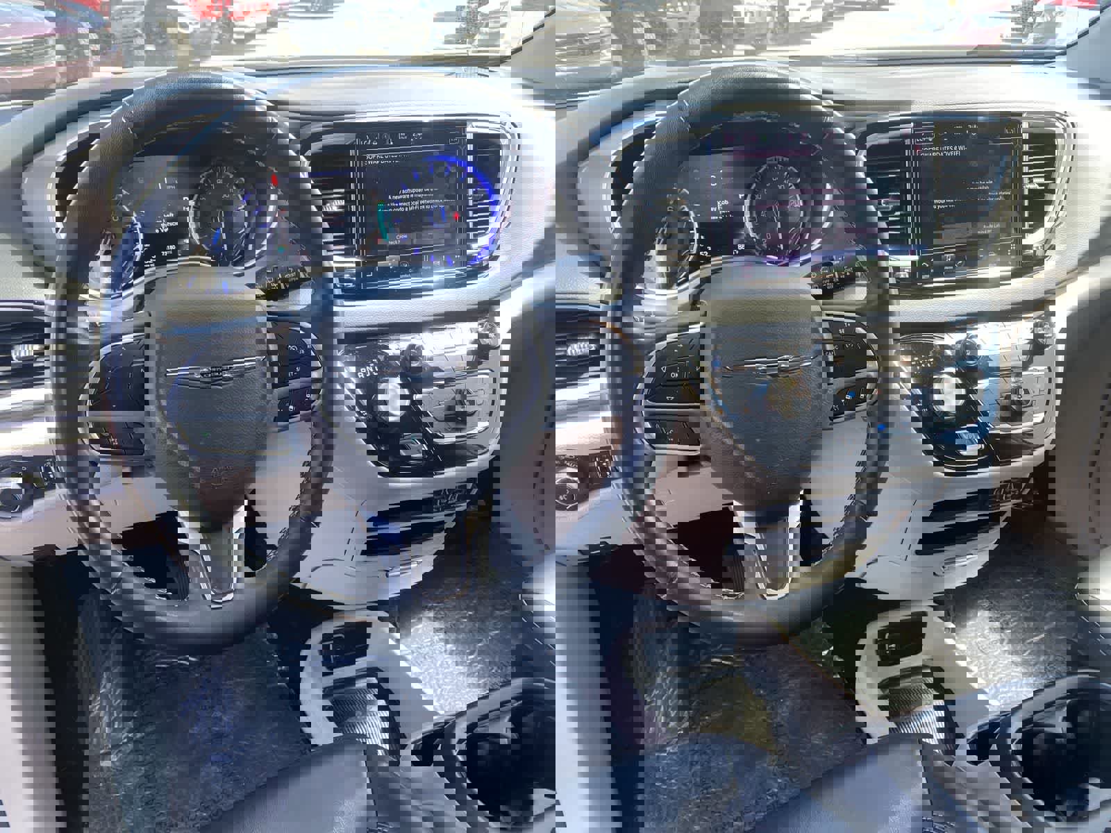 Used 2023 Chrysler Pacifica Touring-L FWD image 10