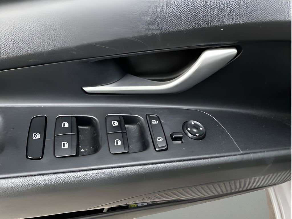 Used 2023 Hyundai Elantra SEL w/ Convenience Package image 16