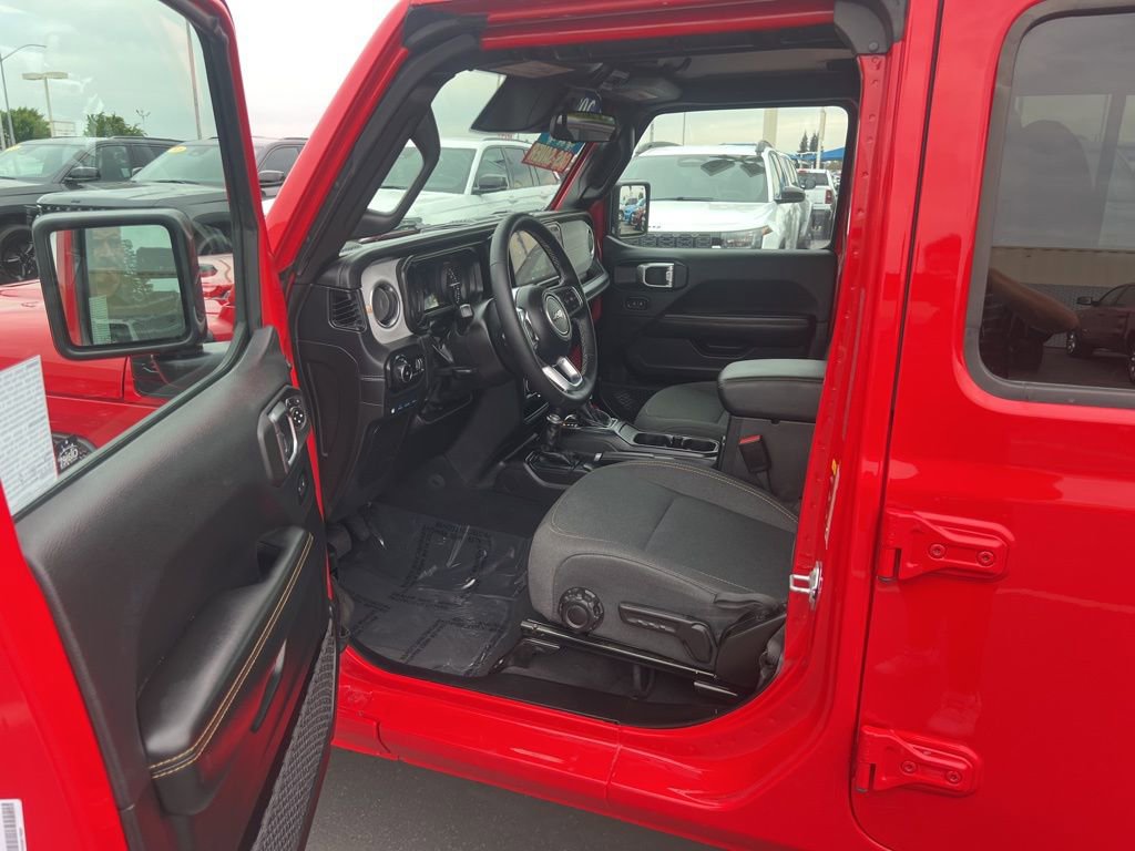 Used 2025 Jeep Wrangler Unlimited Sahara w/ Safety Group AWD/4WD image 13