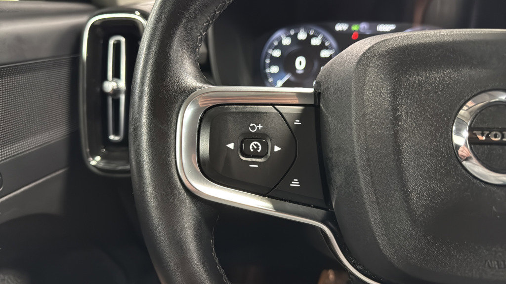 Used 2022 Volvo XC40 T5 Momentum image 39