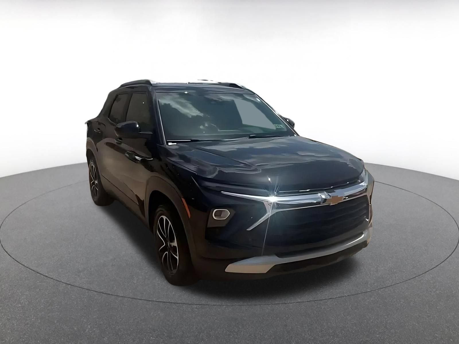 Used 2025 Chevrolet TrailBlazer LT FWD image 3