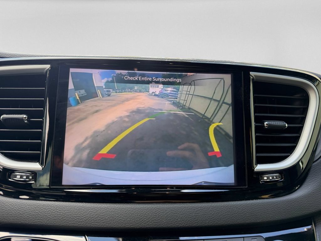 Used 2025 Chrysler Pacifica Select FWD image 16