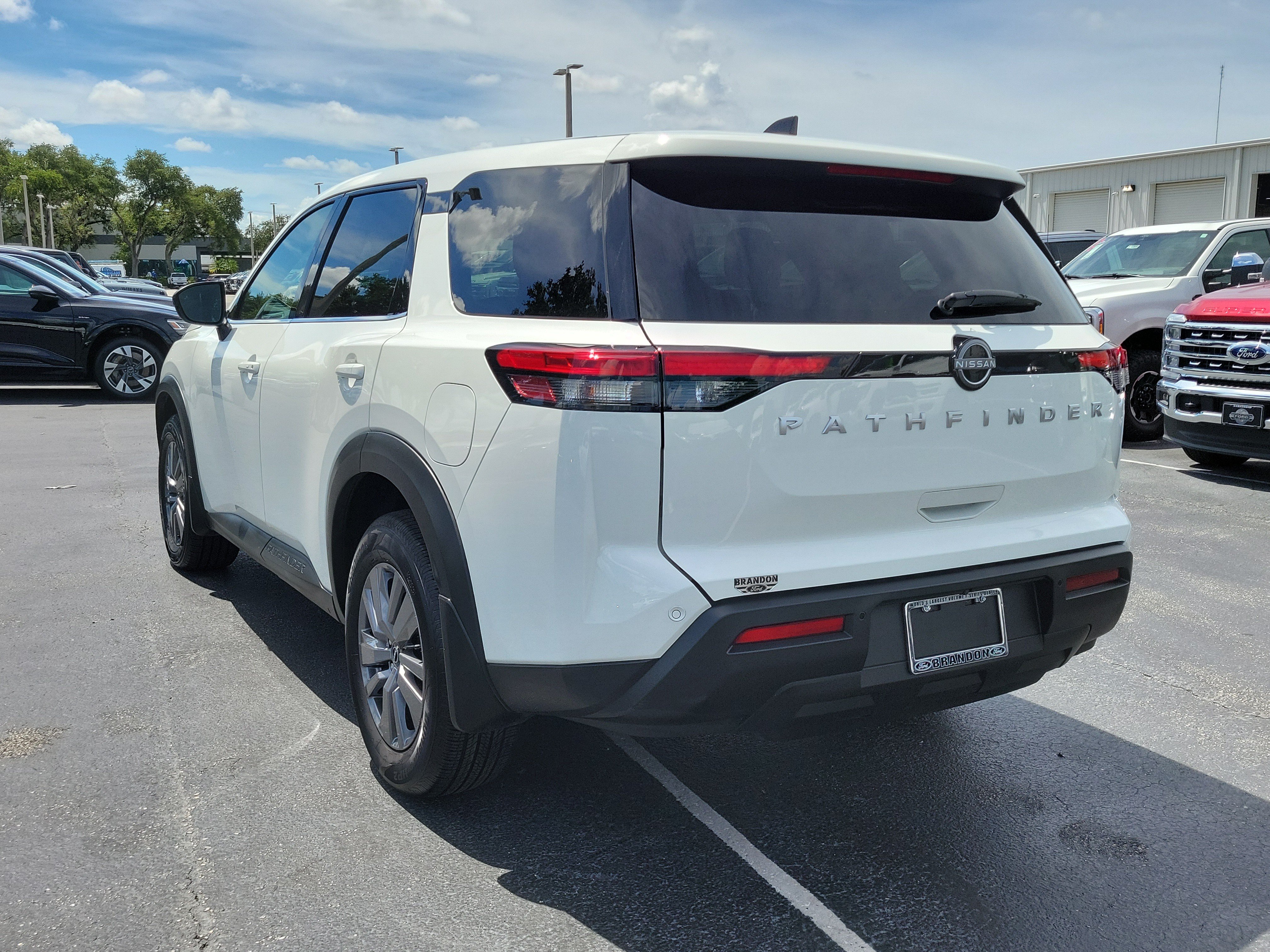Used 2025 Nissan Pathfinder S FWD image 7