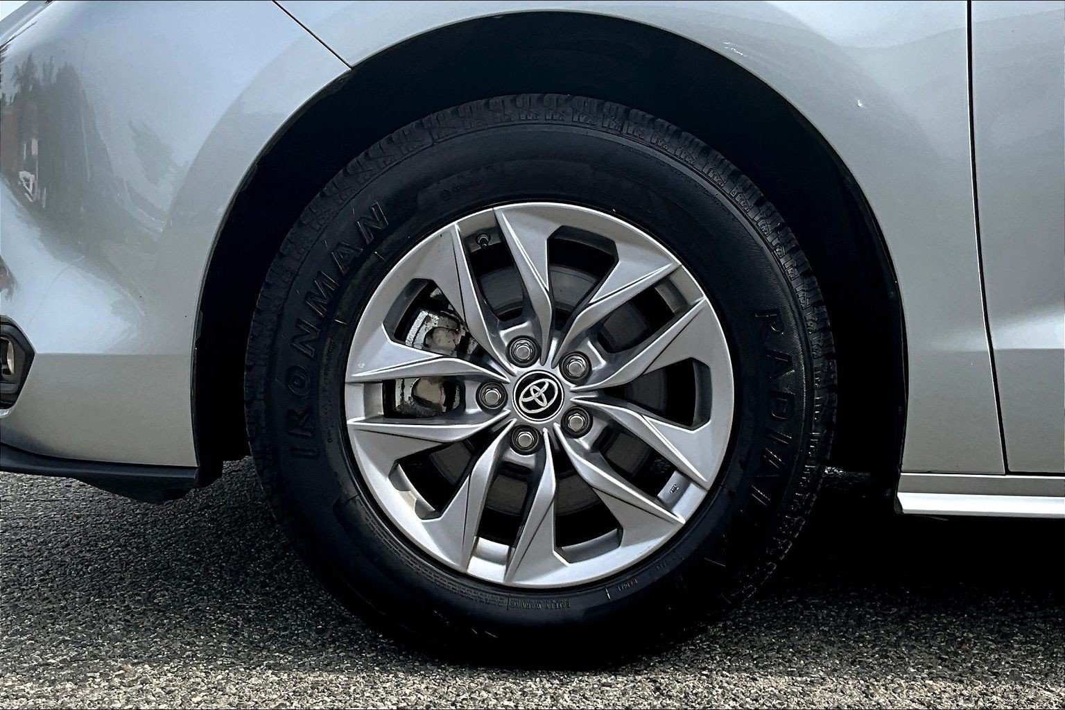 Used 2025 Toyota Sienna XLE FWD image 8