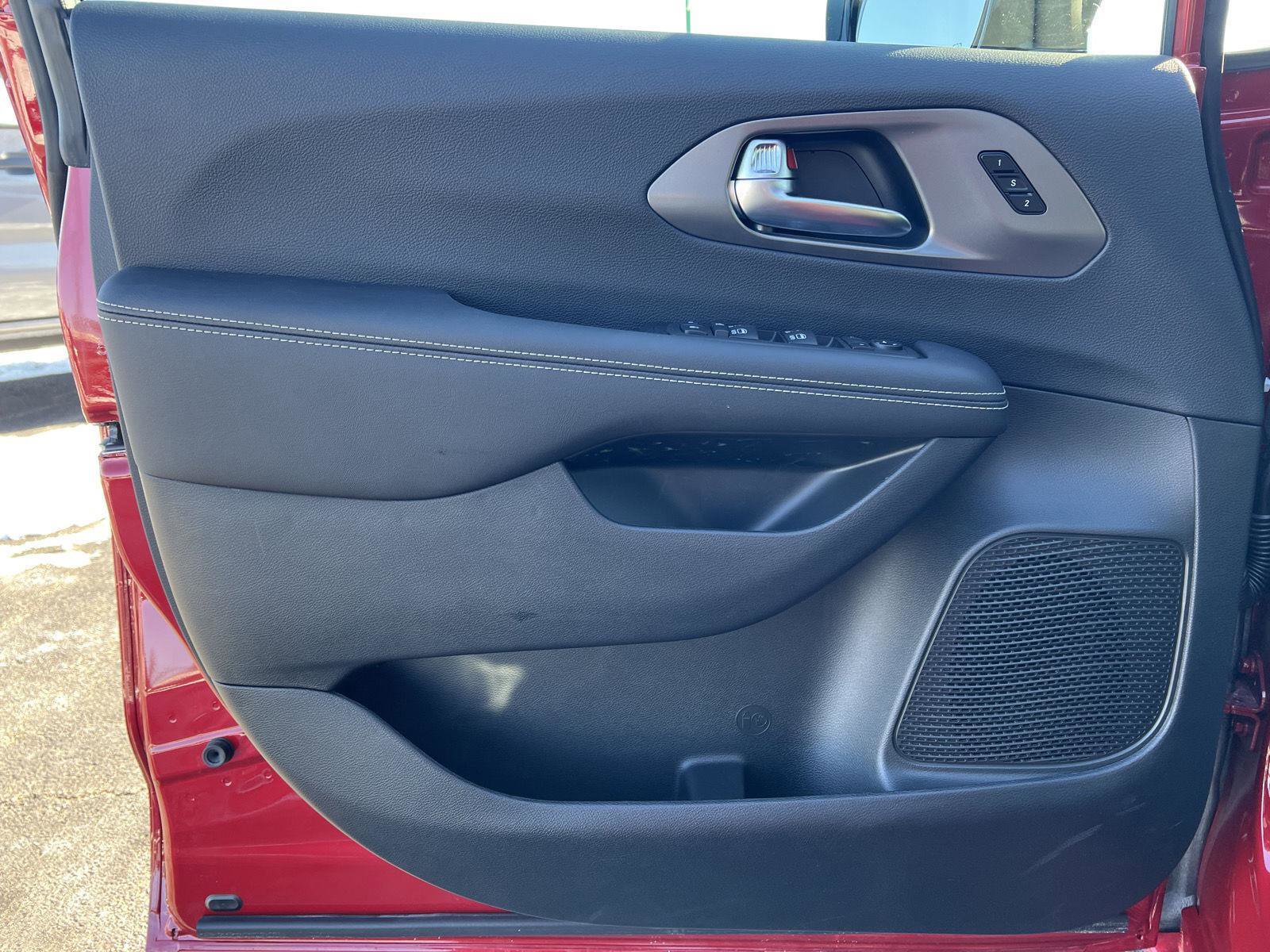 New 2026 Chrysler Pacifica Select image 7