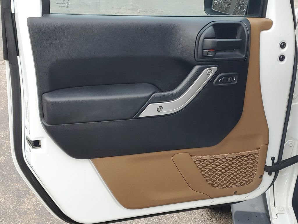 Used 2014 Jeep Wrangler Unlimited Sahara w/ Connectivity Group image 8