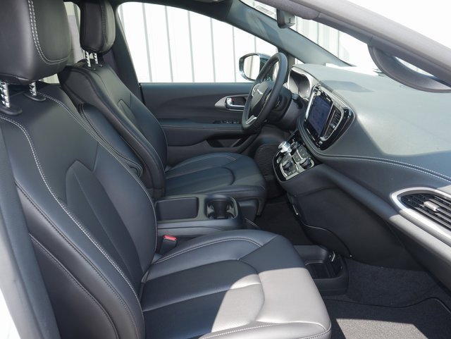 New 2026 Chrysler Pacifica Select image 30