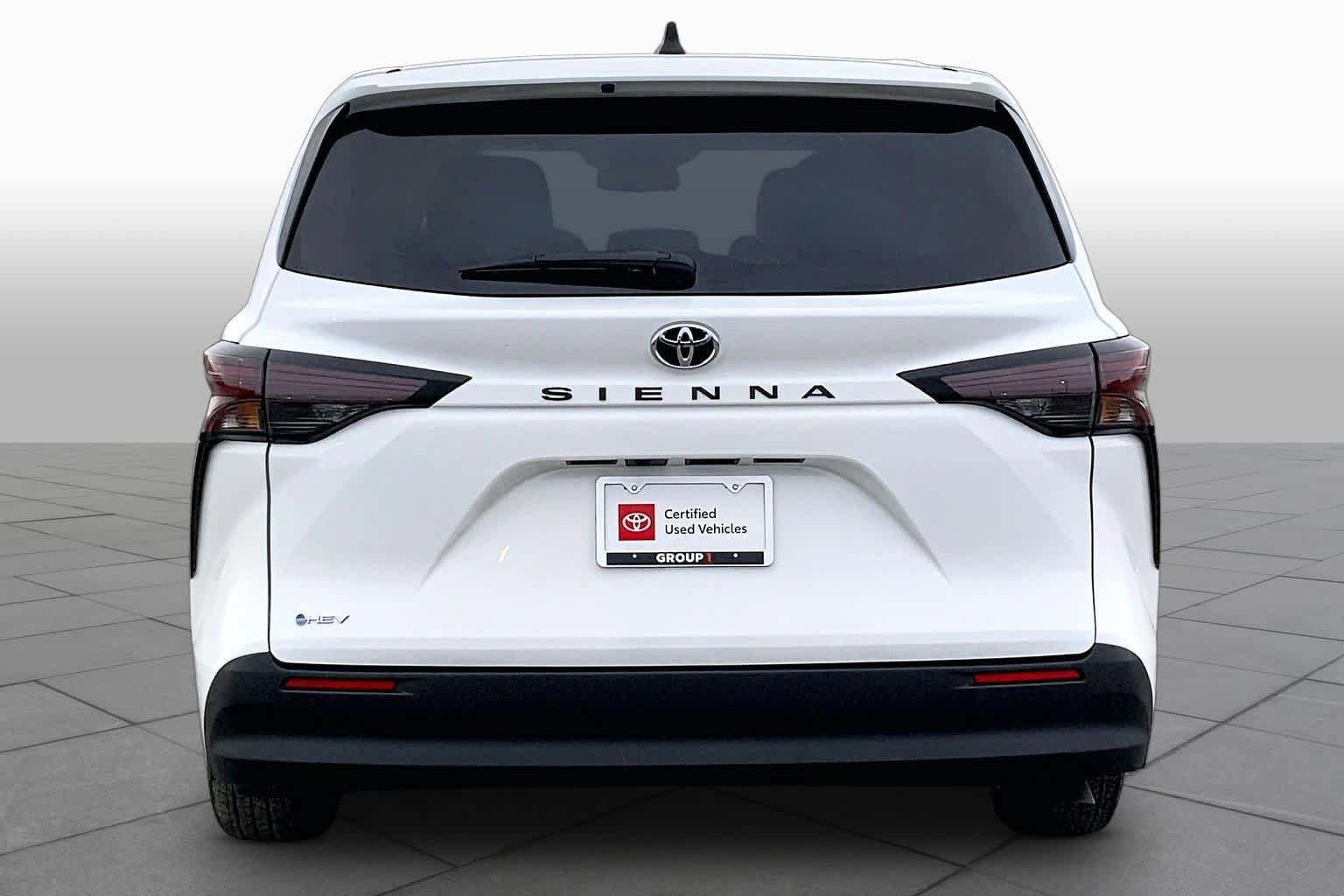 Used 2026 Toyota Sienna LE FWD image 5